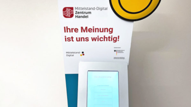 Stele mit integriertem Tablet zur Abfrage