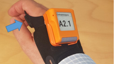 Scannerhandschuh als Alternative zum Handscanner. Beachten Sie die Schaltfläche mit der Anzeige durch den blauen Pfeil