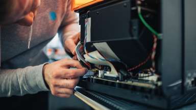 Wartung eines Lasercutters; © münsterLAND.digital e.V.