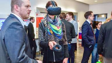 Messebesucherin probiert VR Brille aus | © Wolfgang Schmidt