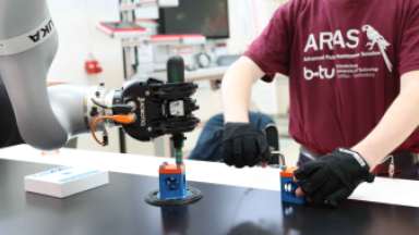 Anlernen und Nachahmen eines kollaborativen Roboter bei einer Montage