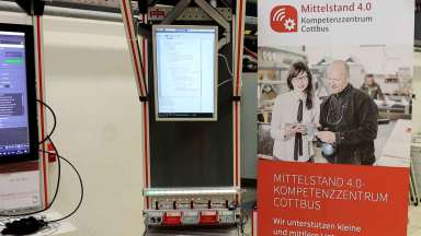 Werkerassistenz mit Pick By Light bei der Montage eines Hydraulikventils