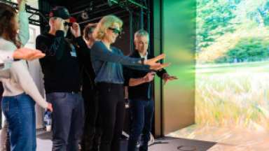 Besucher:innen probieren die VR-Anwendung EX CAVE aus.