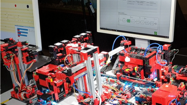 fischertechnik-Modellfabrik mit Monitoring im ERP
