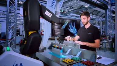 Mensch arbeitet mit dem Roboter zusammen