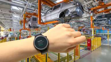 Smartwatch in Maschinenhalle