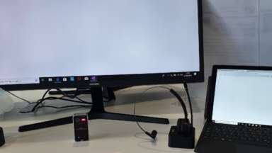 Arbeitsplatz im KI-Büro