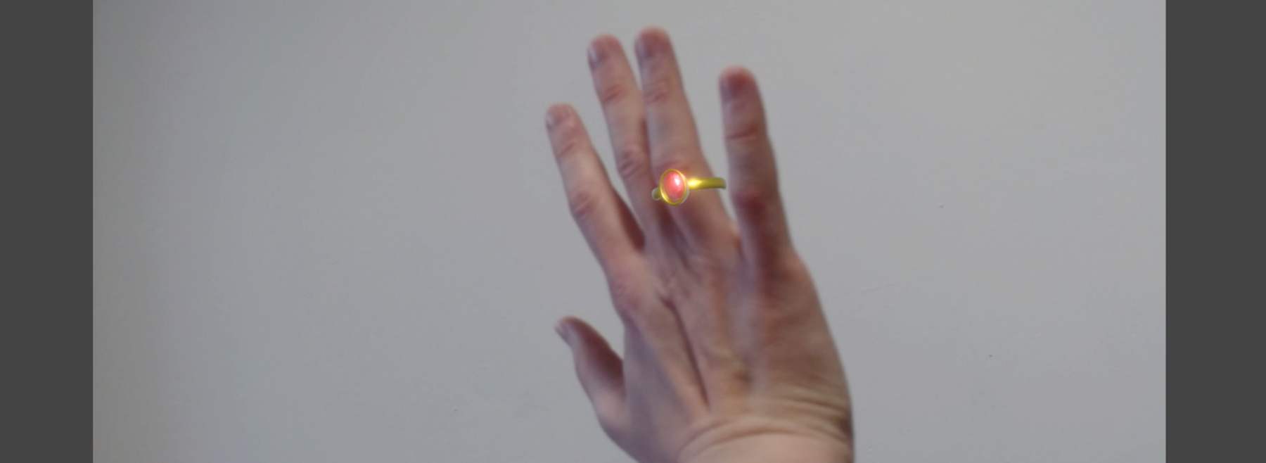 Hand mit Ring bei einer rotierten Handbewegung
