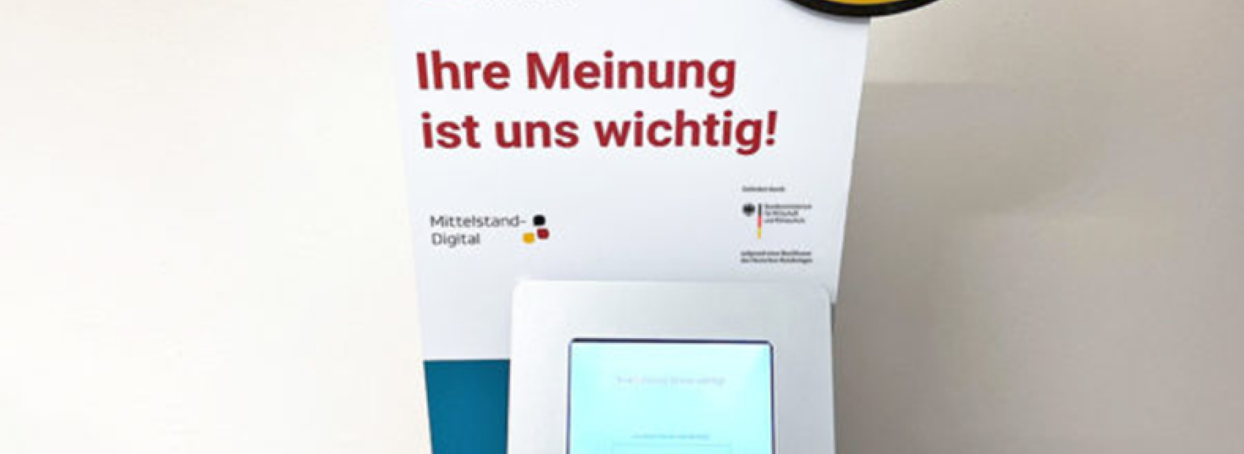 Stele mit integriertem Tablet zur Abfrage