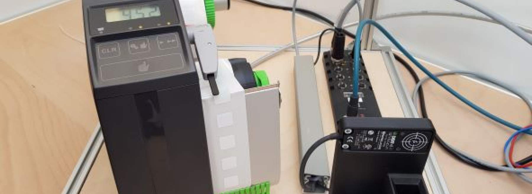 Etikettenspender Cab VS60+ mit IO-Link Schreib und Leseeinheit der Firma Pepperl+Fuchs
