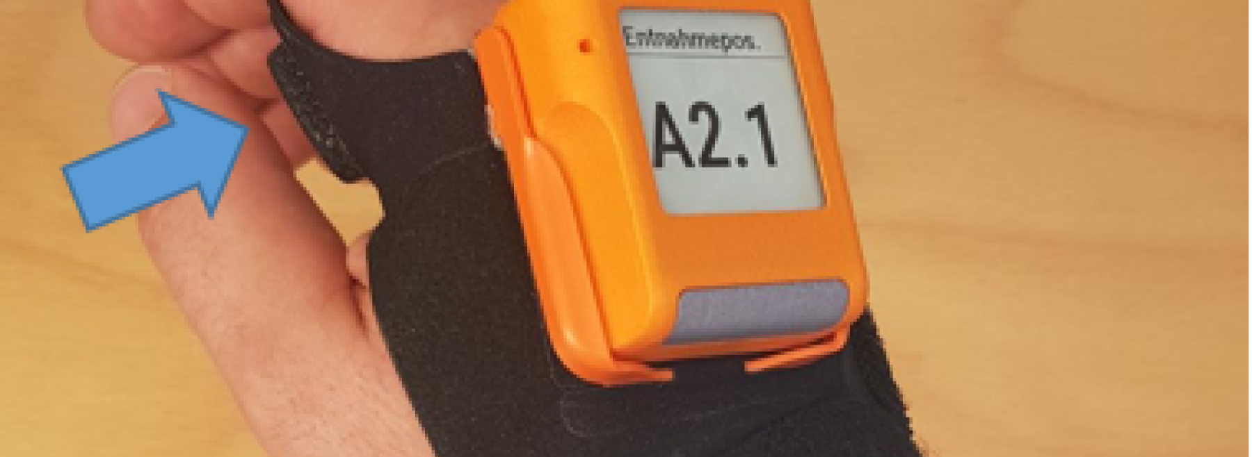 Scannerhandschuh als Alternative zum Handscanner. Beachten Sie die Schaltfläche mit der Anzeige durch den blauen Pfeil