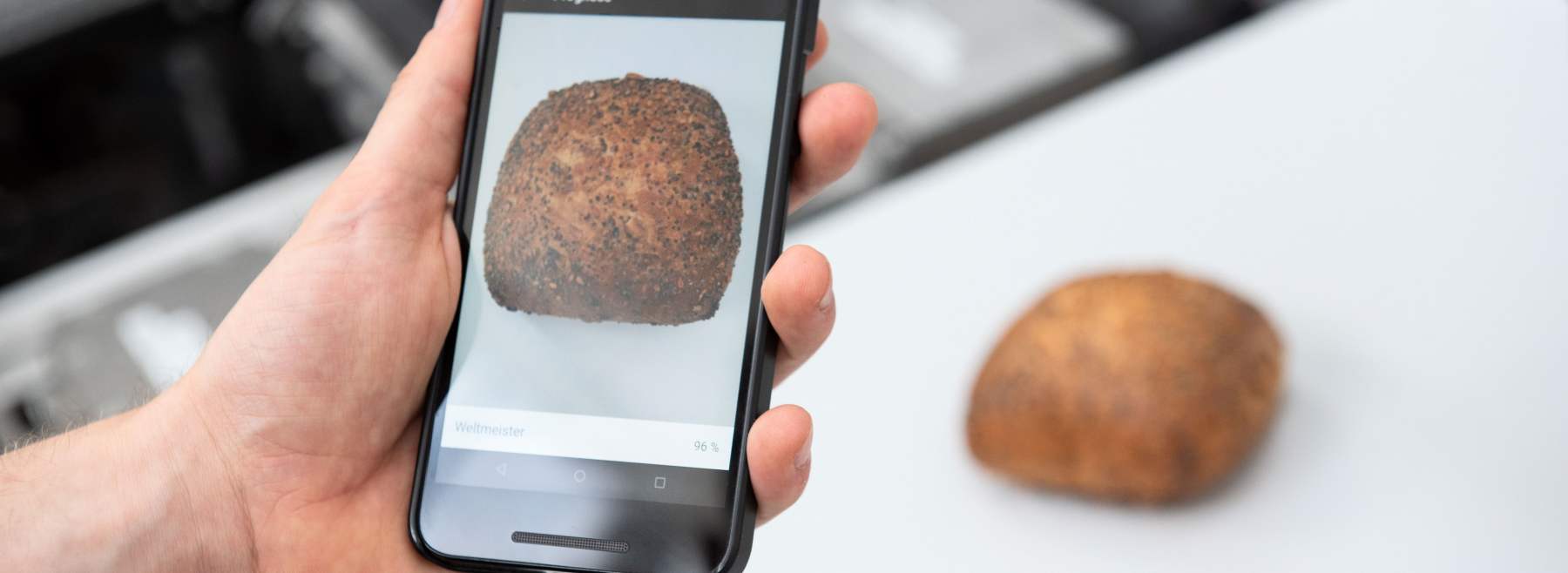 Die App zeigt an, um welche Brötchensorte es sich handelt. © Ann-Kristin Teigelkamp