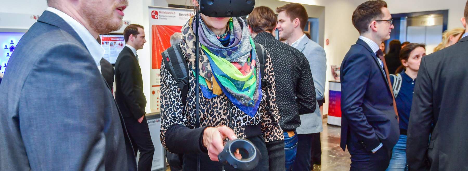 Messebesucherin probiert VR Brille aus | © Wolfgang Schmidt
