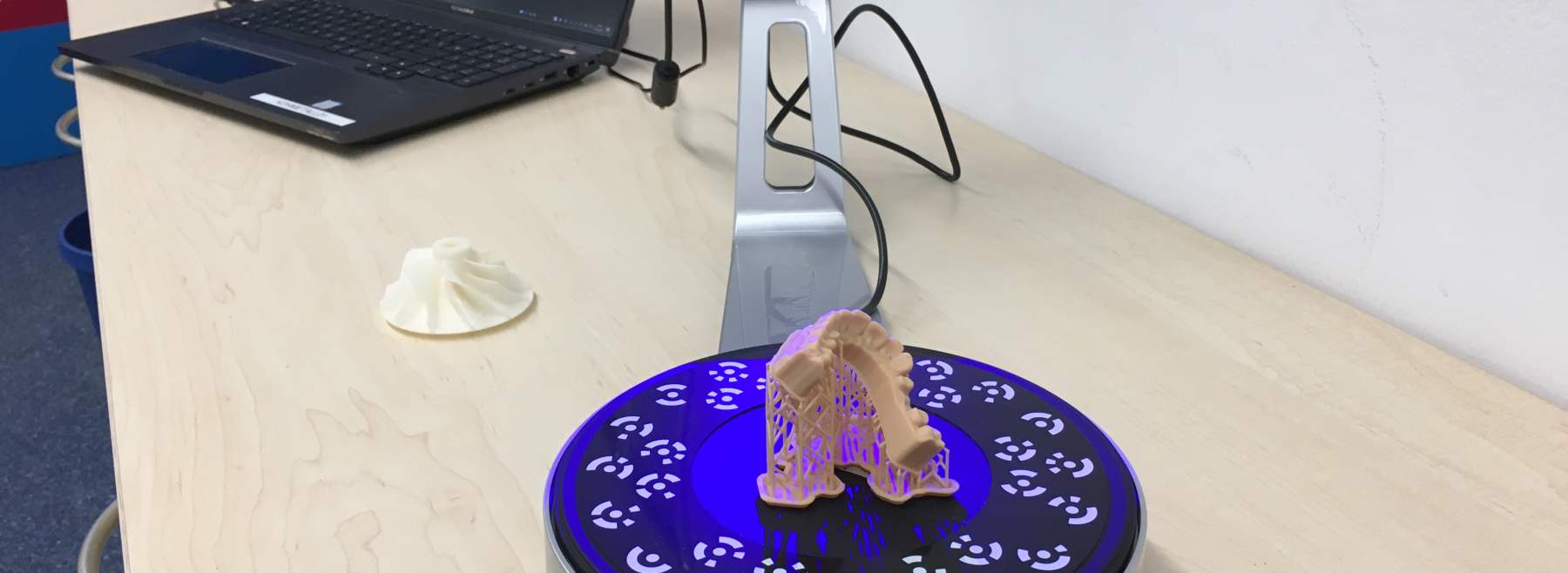 3D-Scanner erfasst mittels RGB-Licht die Textur des Objekts