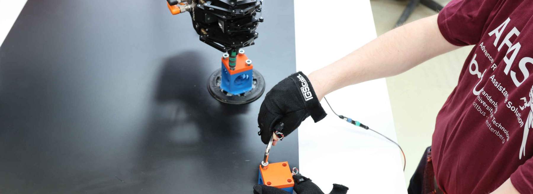 Anlernen und Nachahmen eines kollaborativen Roboter bei einer Montage
