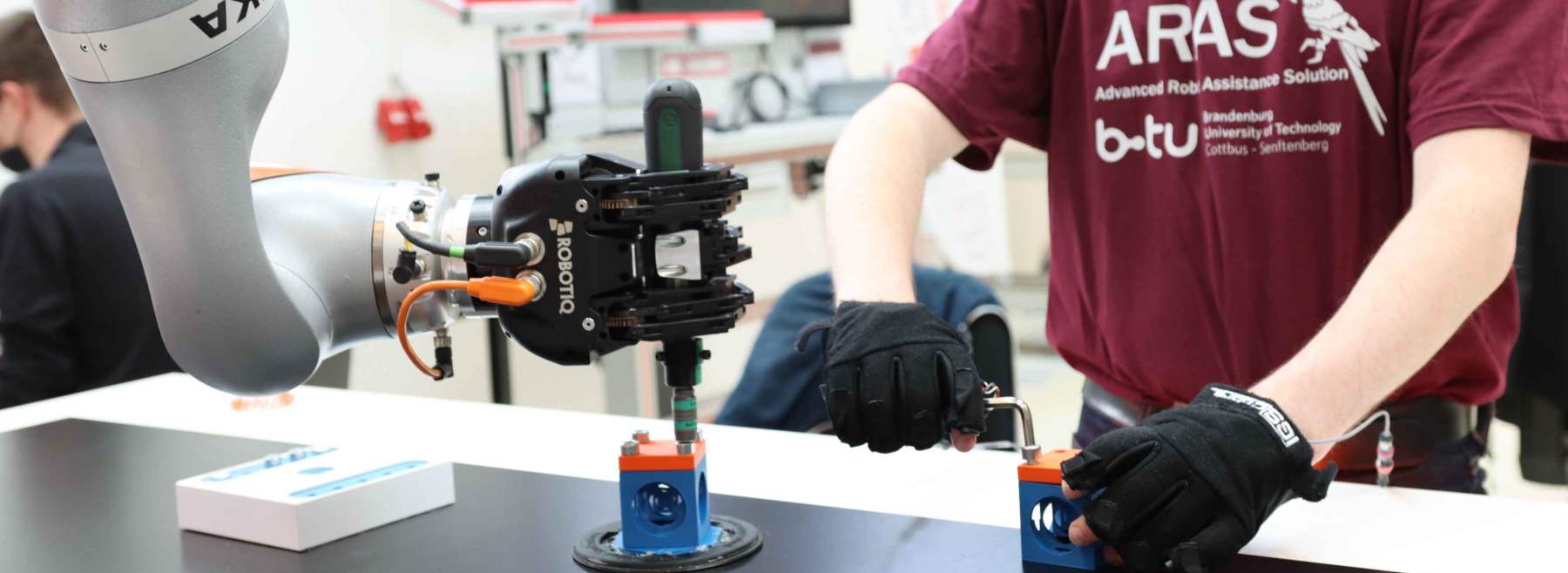 Anlernen und Nachahmen eines kollaborativen Roboter bei einer Montage