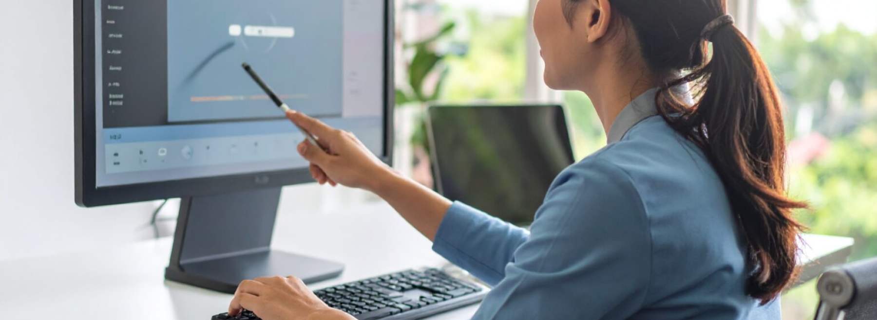 Eine blinde Frau nutzt am PC einen Screenreader, der ein Bild auf dem Monitor beschreibt
