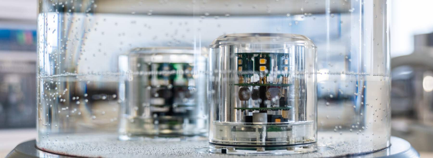 Kontaktlos mit Energie versorgte Sensoren unter Wasser