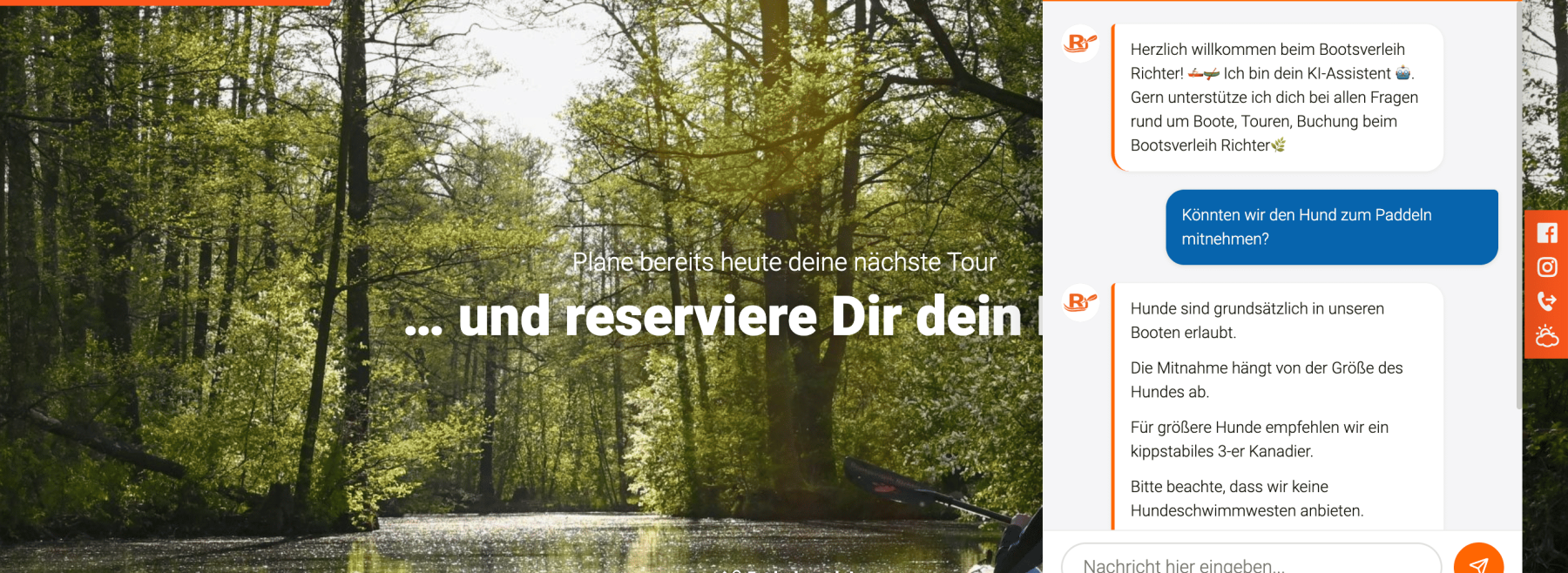 Screenshot der Website „Bootsverleih Richter“ mit eingeblendetem KI-Chatbot. Im Chat fragt ein Nutzer, ob Hunde zum Paddeln mitgenommen werden dürfen. Der Chatbot antwortet, dass Hunde grundsätzlich erlaubt sind, die Mitnahme von der Größe abhängt und für größere Hunde ein kippstabiles 3er-Kanadier empfohlen wird. Im Hintergrund ist eine bewaldete Flusslandschaft mit einem Kajak zu sehen.