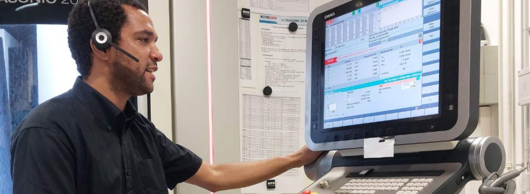 Das Bild symbolisiert die Nutzung digitaler Spracherkennung im Produktionsbereich.