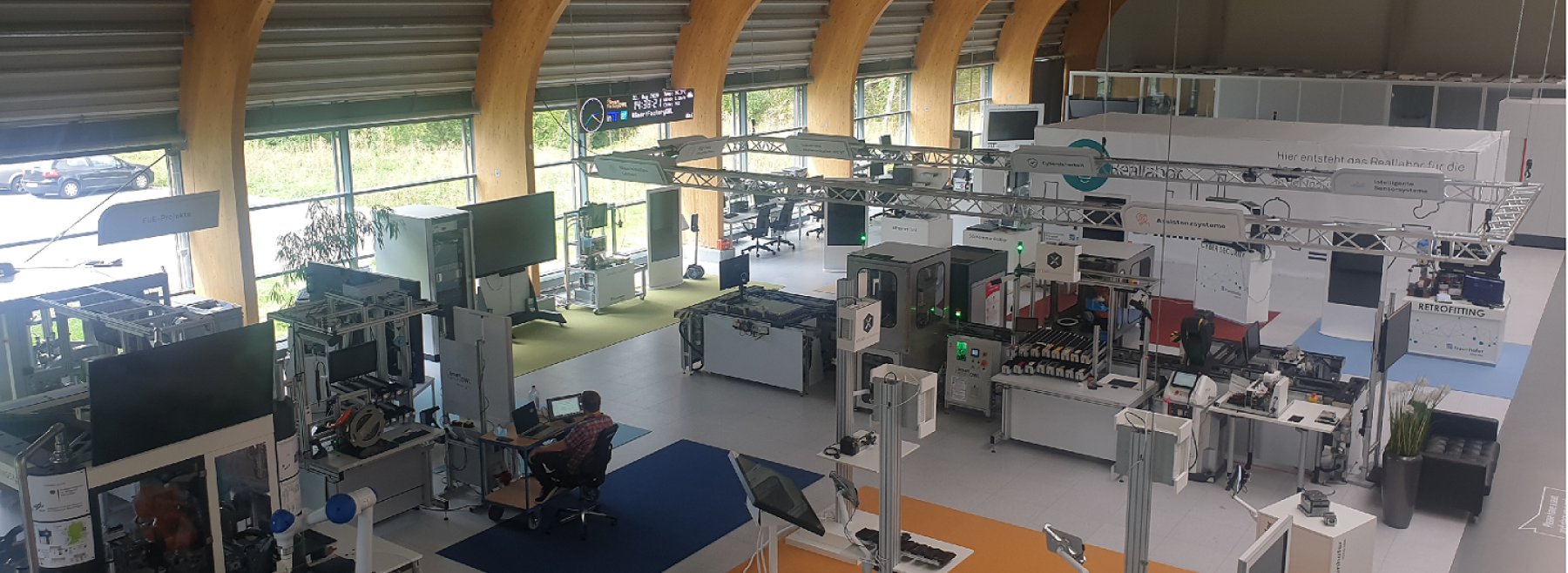SmartFactoryOWL - Blick von der Empore