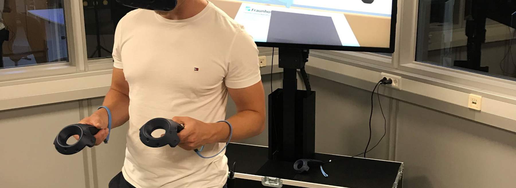 Mit der VR-Brille und zwei Controllern tauchen in die Rolle eines Logistikmitarbeiters