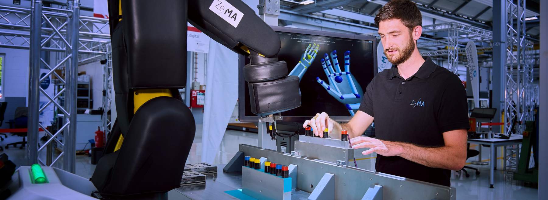 Mensch arbeitet mit dem Roboter zusammen
