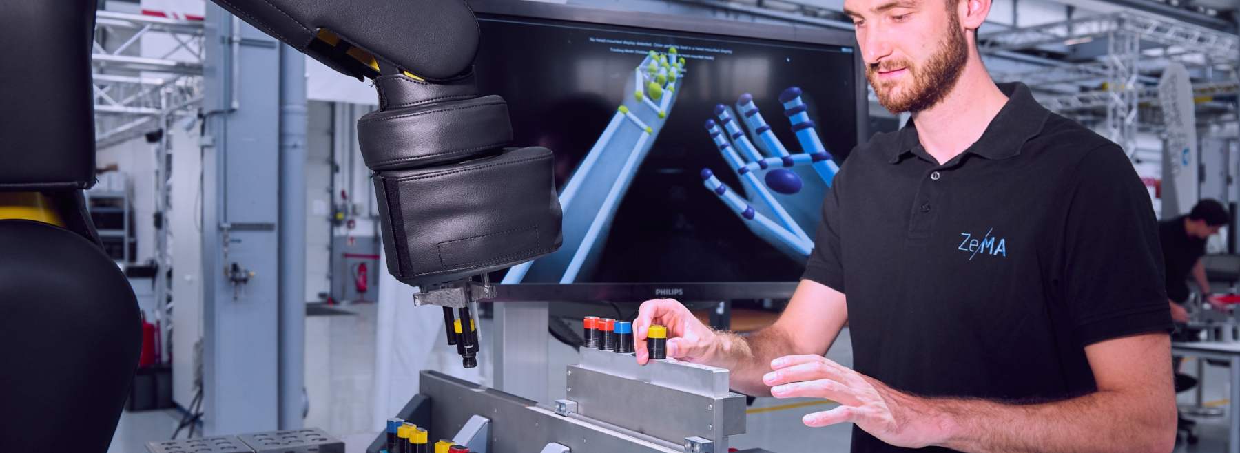 Mensch arbeitet mit dem Roboter zusammen