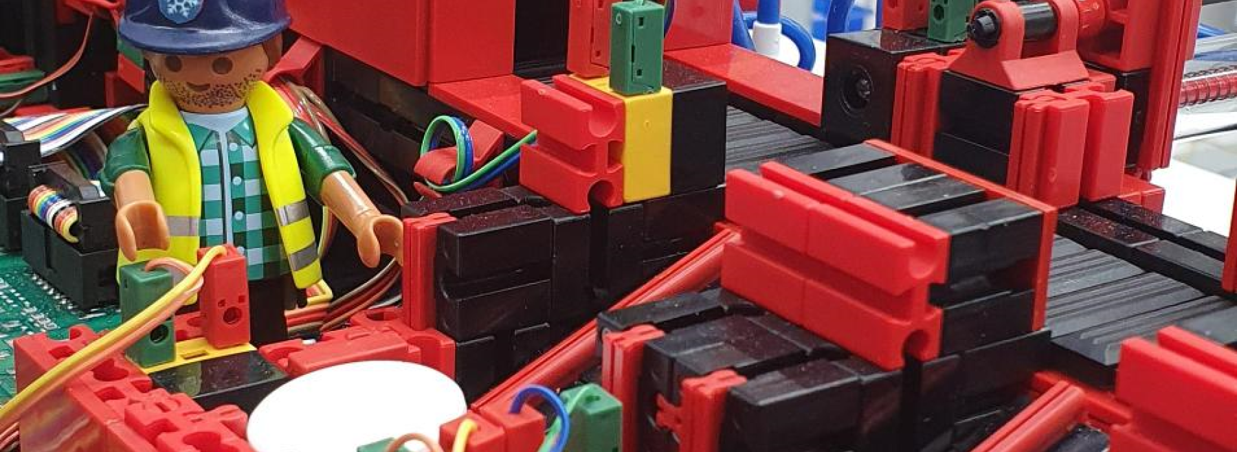 Logistiker Lothar beim Materialtransport
