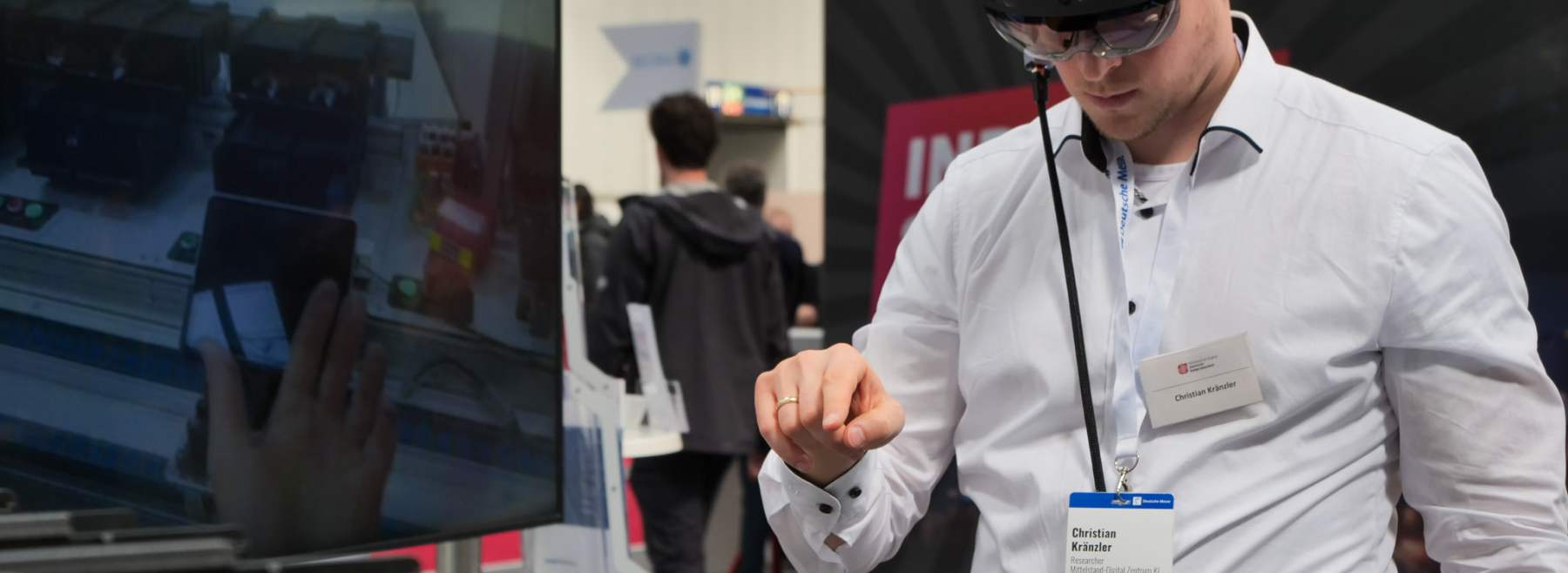 Ein Mitarbeiter, der den Demonstrator SE4PAUL bedient
