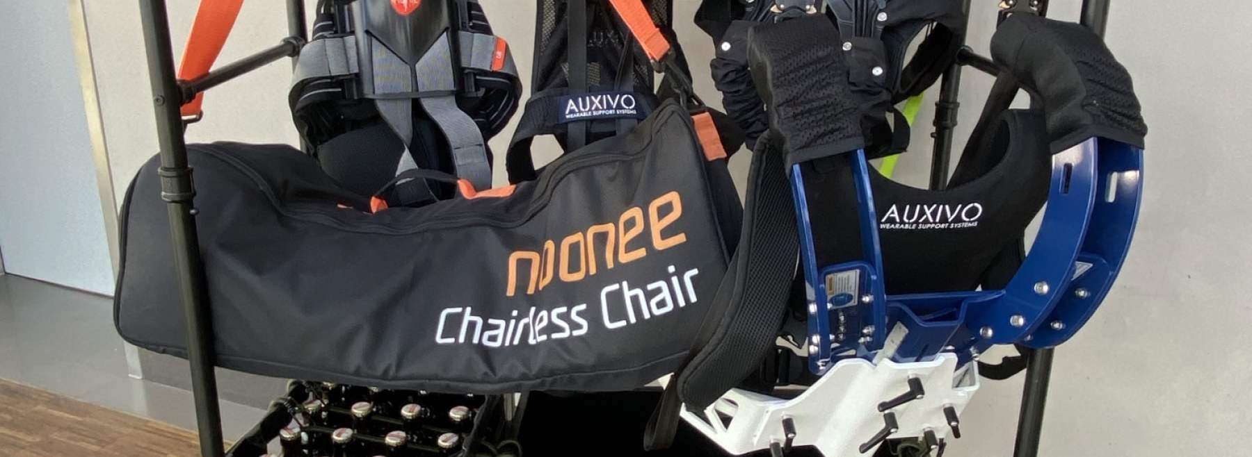 Eine Auswahl unserer passiven Exoskelette inkl. Zubehör und Übungsgewichten